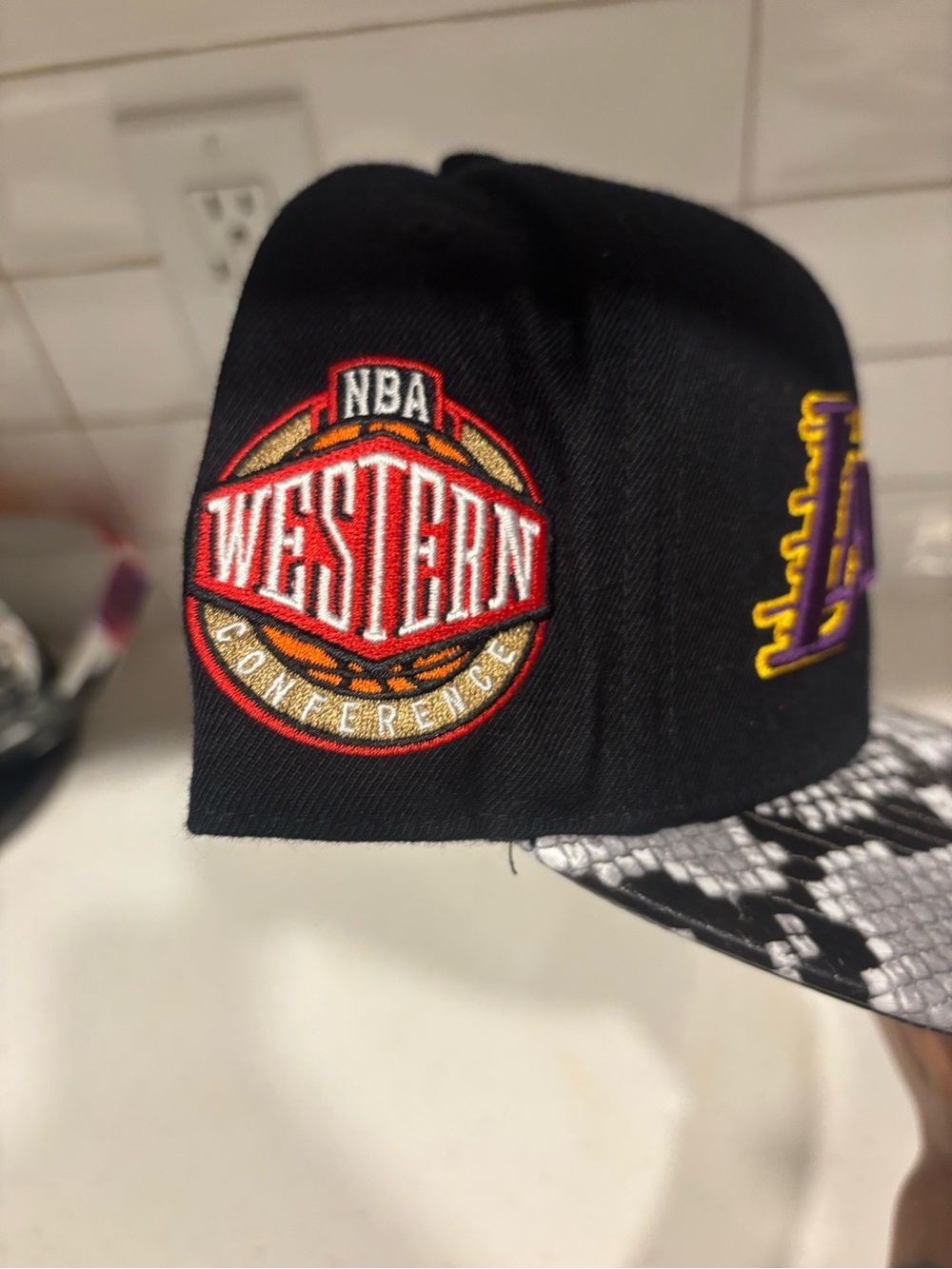 Los Angeles Lakers Black & Snake-Print Snapback Hat - Picture 3 of 7